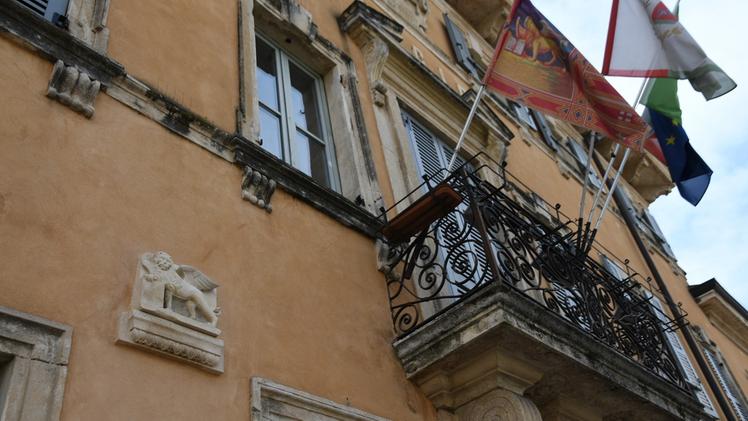 Il leone di San Marco restaurato sulla facciata del municipio   FOTO PECORA