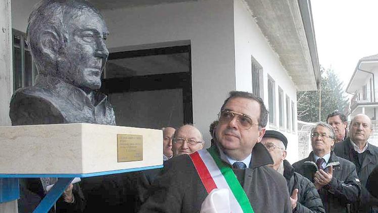 L’inaugurazione del busto di Novilio Bianchi, dieci anni fa, da parte dell’allora sindaco Paolo Lorenzoni
