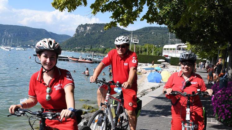 Emilio Buzzi sull’idroambulanzaUn intervento della Croce Rossa Baldo Garda, con i soccorritori in tenuta anticontagioIn bici sul lungolago la scorsa estate per evitare gli assembramenti