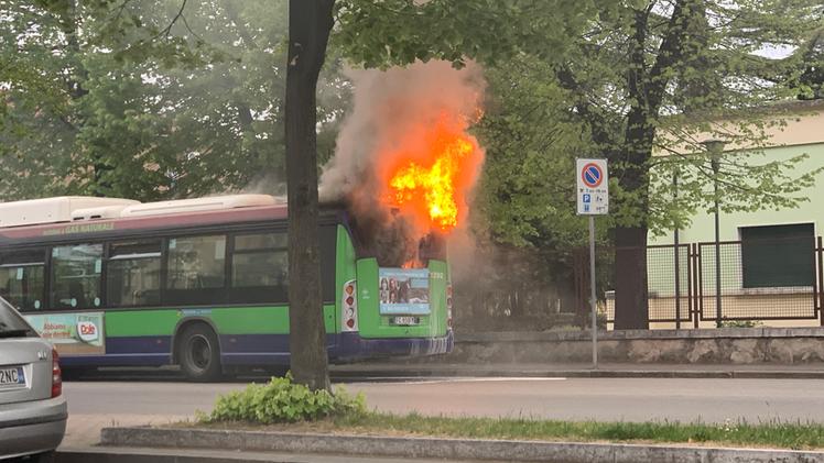 L'autobus a fuoco in via Montorio (foto Albertini)
