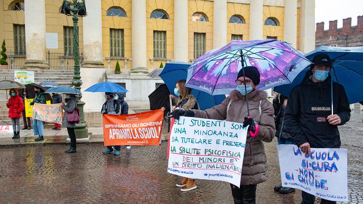 Una protesta a favore della scuola in presenza in piazza Bra (foto Marchiori)