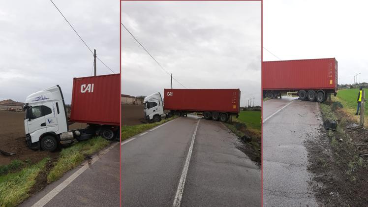 Il camion che bloccava la strada a Nogarole Rocca