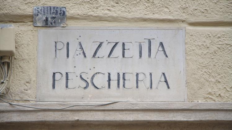 La targa di piazzetta Pescheria