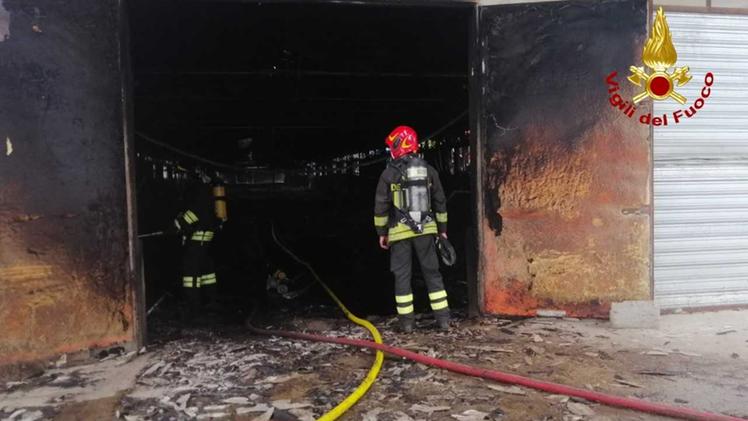 In fiamme un capannone di un'azienda agricola a Castel D'Azzano