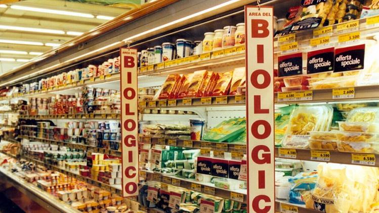 Un’immagine d’archivio di un supermercato con alimentari biologici