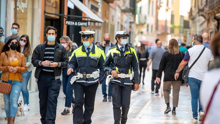 Controlli della polizia locale in centro storico a Verona (Marchiori)