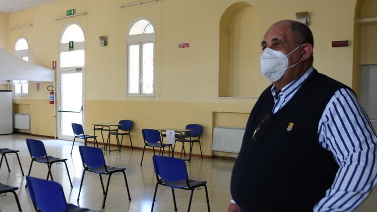 Il sindaco Lorenzo Ruggeroni  nel teatro allestito per le vaccinazioni