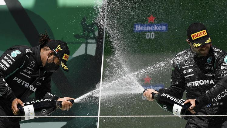 I festeggiamenti Lewis Hamilton stappa la bottiglia di spumante con il compagno Valtteri Bottas