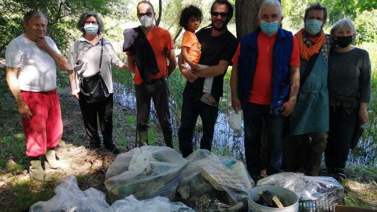 I volontari che hanno ripulito le sponde del fiume Tartaro