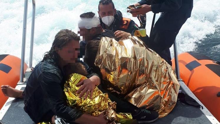 Il salvataggio  della famiglia e dell’amico che era a bordo: il motoscafo su cui si trovavano è affondato