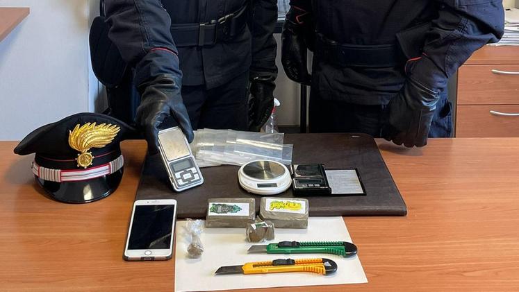 Il materiale sequestrato dai carabinieri al trentenne
