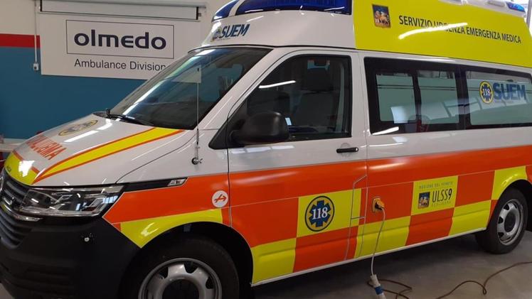L’ambulanza  mentre veniva allestita per il Punto di primo intervento dell’ospedale di Malcesine