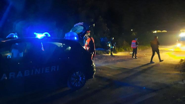 I carabinieri e i soccorritori sul luogo dell'incidente