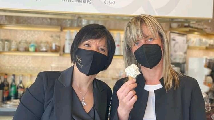 Elisabetta Pellini e la vicepresidente Elisa De Berti con il nuovo gelato