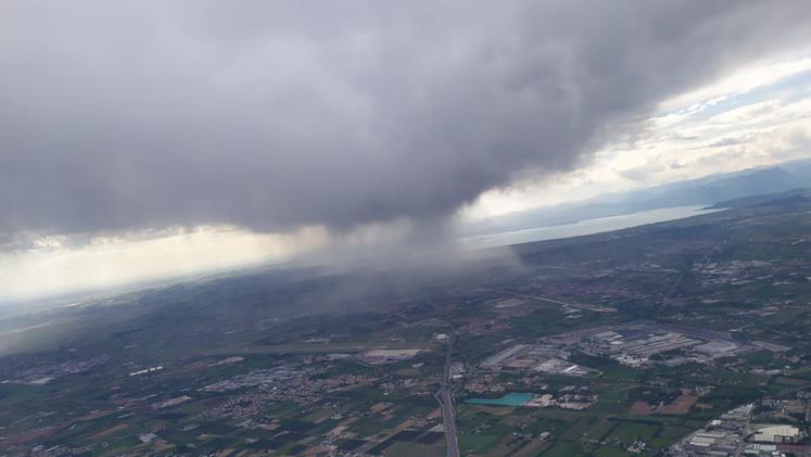 Il fronte temporalesco visto dall'alto (foto Maurizio Cassano)
