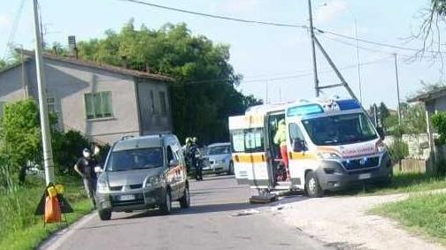 Le operazioni di soccorso in via Brazzetto dove  si è gravemente infortunato il ciclista 69enne