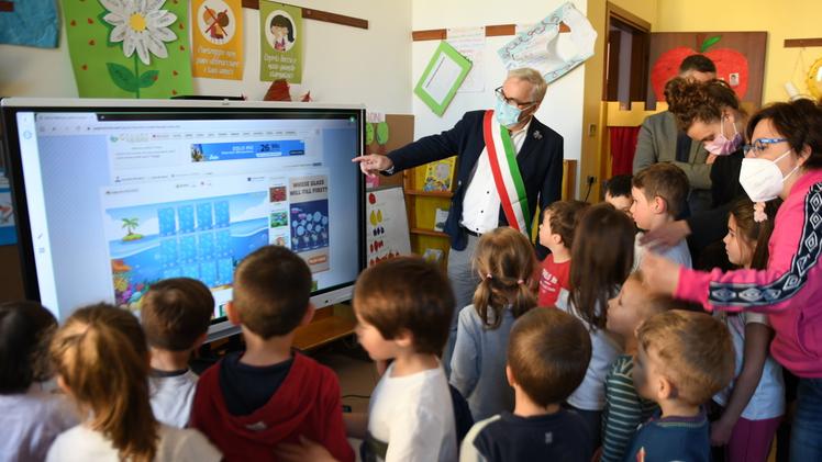 I bambini con il sindaco Campedelli alla lavagna interattiva FOTO PECORA