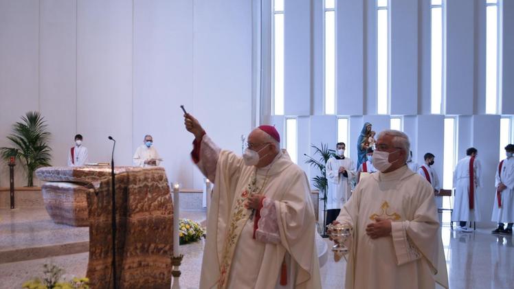 Il vescovo Giuseppe Zenti nella nuova chiesa di Balconi FOTO PECORA