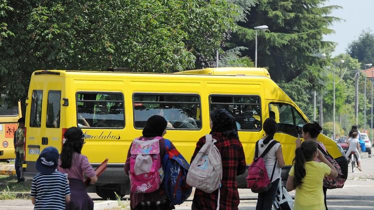 Alunni salgono sullo scuolabus A Cerea sono aumentate le tariffe
