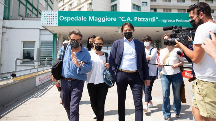 La famiglia di Michele Merlo all'uscita dall'ospedale Maggiore di Bologna