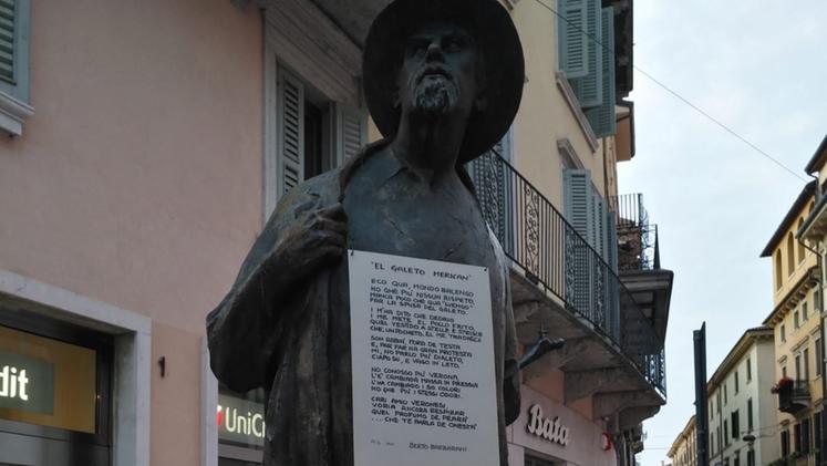 La statua di Barbarani con il cartello (Noro)
