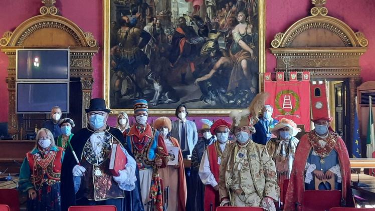 I rappresentanti dei carnevali della provincia in Sala Rossa con il presidente Manuel ScalzottoLe maschere sotto al sole in posa davanti alla Loggia di Fra Giocondo