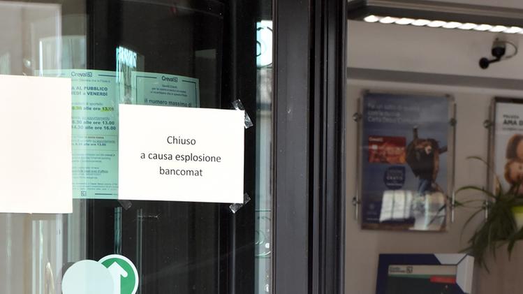 Il bancomat del Credito Valtellinese fatto esplodere dai ladri DIENNE FOTO