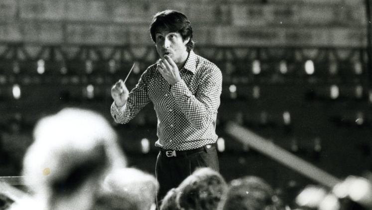 Il ricordo Il direttore d'orchestra Riccardo Muti dirige la «Messa da Requiem» in Arena nell’agosto del 1980