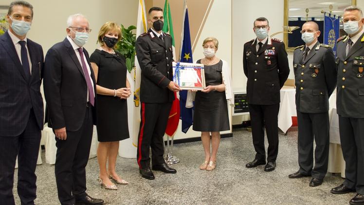 Il riconoscimento consegnato al maresciallo Andrea Carlino FOTO PECORA