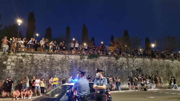 I carabinieri durante il raduno di auto a Peschiera