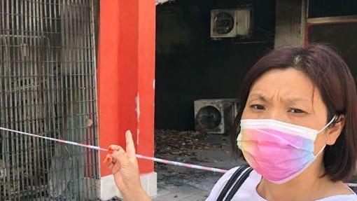 Simona Hu davanti al magazzino distrutto dalle fiamme FOTO PECORA