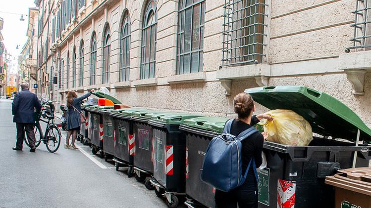 Rifiuti Una batteria di cassonetti in via Emilei, centro storico: la Tari è la tassa sui rifiuti