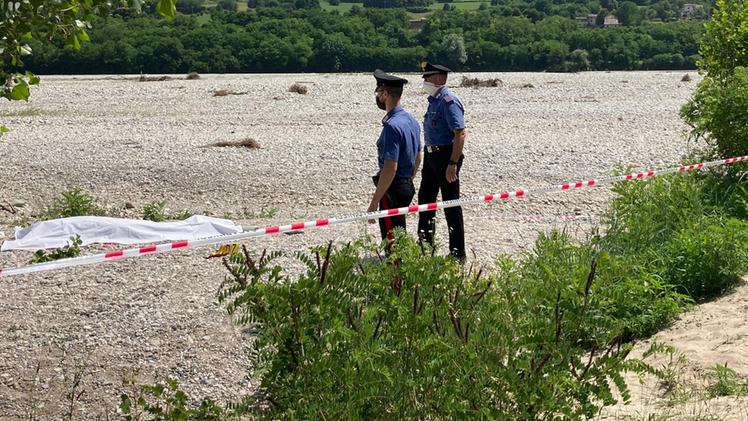 I carabinieri sul Piave dove è stata trovata morta una donna