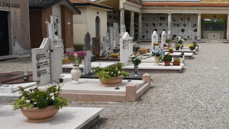 Tombe al cimitero di Salionze FOTO PECORA