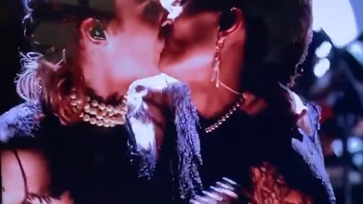 Il bacio tra Damiano e Thomas dei Maneskin alla tv polacca