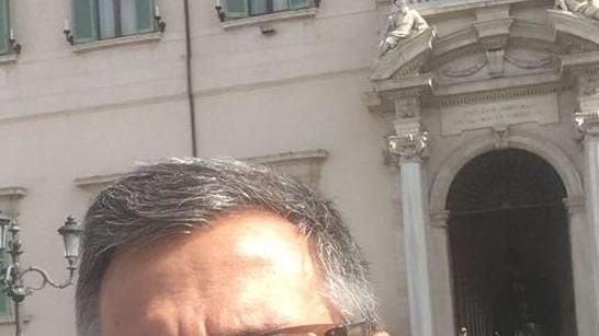 L’onorevole Roberto Turri davanti a Montecitorio, sede della Camera