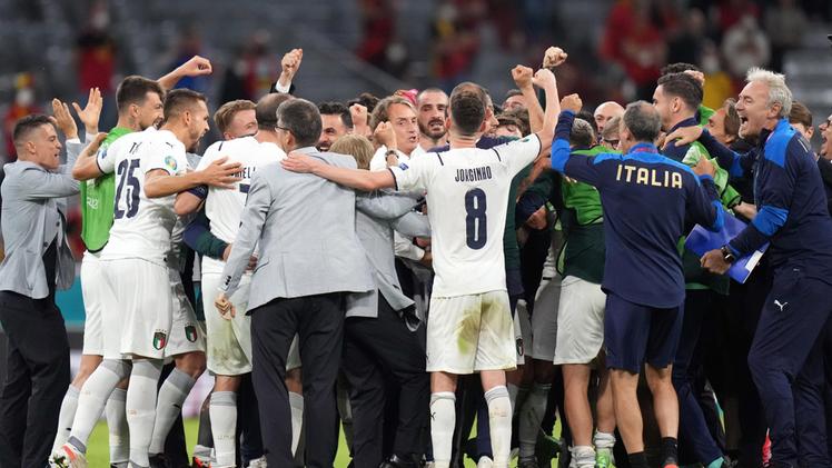 Gli azzurri festeggiano con il ct Mancini la vittoria contro il Belgio