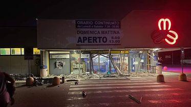 L'ingresso del supermercato Martinelli di Bussolengo dopo l'esplosione
