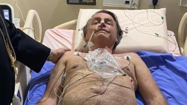 Il presidente Bolsonaro ha pubblicato un Tweet con la sua foto dall'ospedale