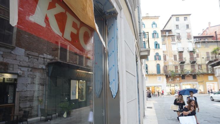 Lo sbarco In via Cairoli a due passi da piazza Erbe sono già state allestite le vetrine di KFC