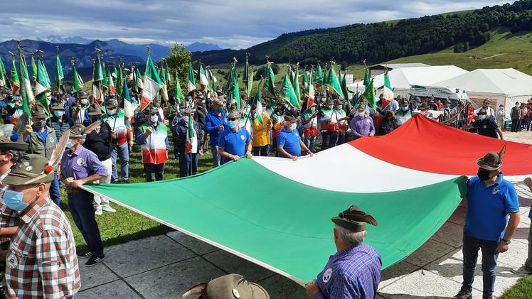 Alla cerimonia  di domenica a Passo Fittanze hanno partecipato centinaia di alpiniLa grande bandiera tricolore portata dagli alpini veronesi