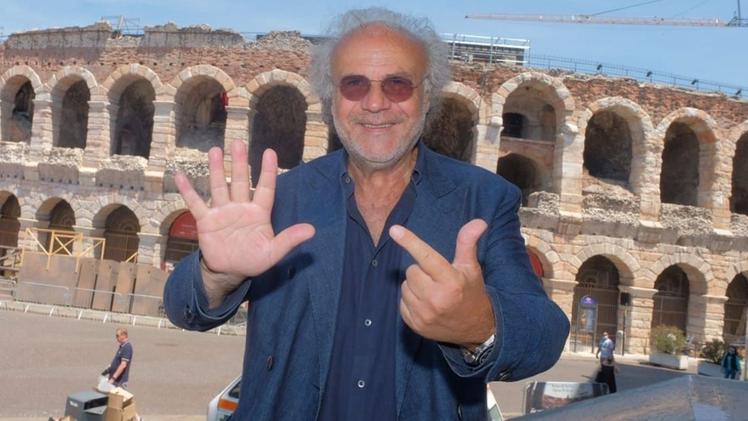 L’appuntamento Jerry Calà davanti all’Arena mostra sette dita per ricordare il suo settantesimo compleanno che festeggerà a Verona FOTO  ENNEVI