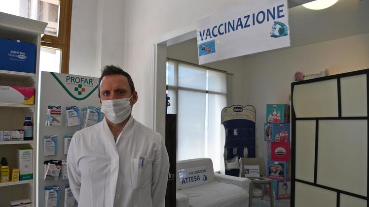 Farmacista  vaccinatore: il dottor Luca Sterza nella farmacia Valdadige, la prima a partire con le somministrazioni di Moderna  FOTO PECORA