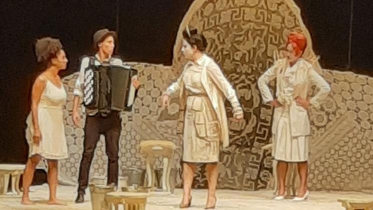 Le allegre comari di Windsor nella regia di Serena Sinigaglia al teatro Romano FOTO BRENZONI