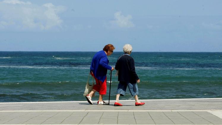 Anziani in vacanza al mare