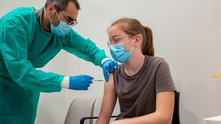 Una ragazzina riceve la dose di vaccino contro il Covid