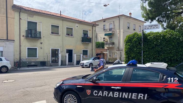 I carabinieri in via Legnago