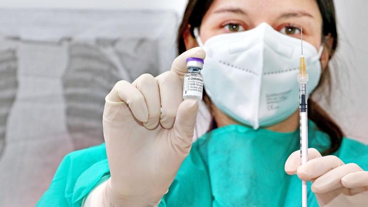 Dose La preparazione di una dose di vaccino anti-Covid da somministrare a un paziente