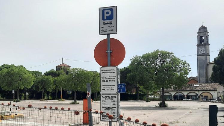 Il parcheggio privato a Lazise con l'ingresso su via San Martino