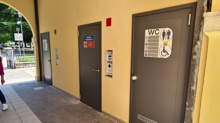 L'ingresso dei nuovi bagni pubblici tecnologici a Bardolino (Joppi)